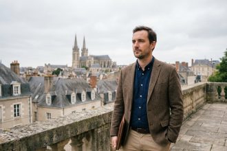 Homme d'âge moyen regardant la ville de Le Mans